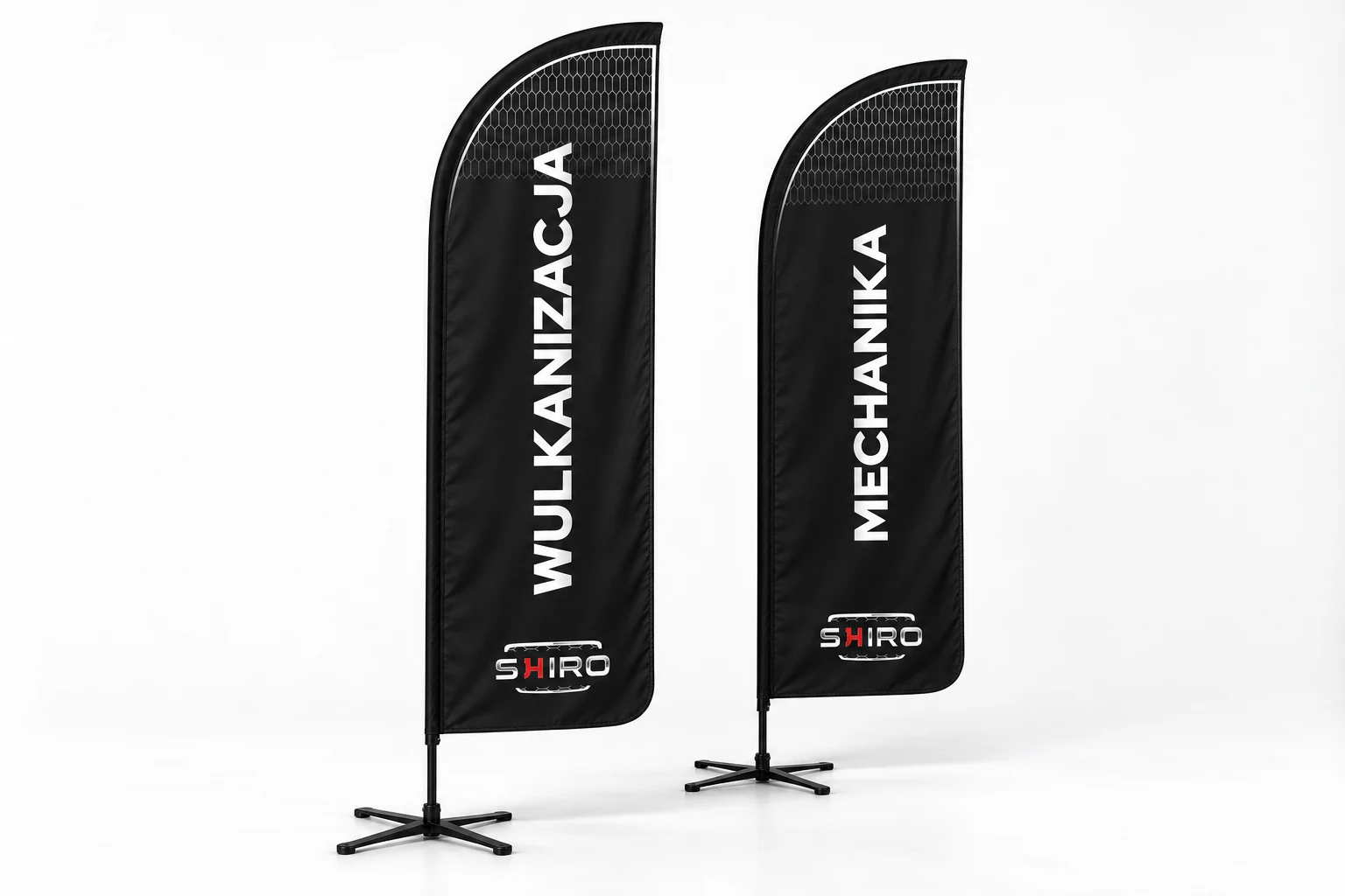 Wizualizacja dwóch czarnych flag SHIRO z napisami WULKANIZACJA i MECHANIKA na białym tle.